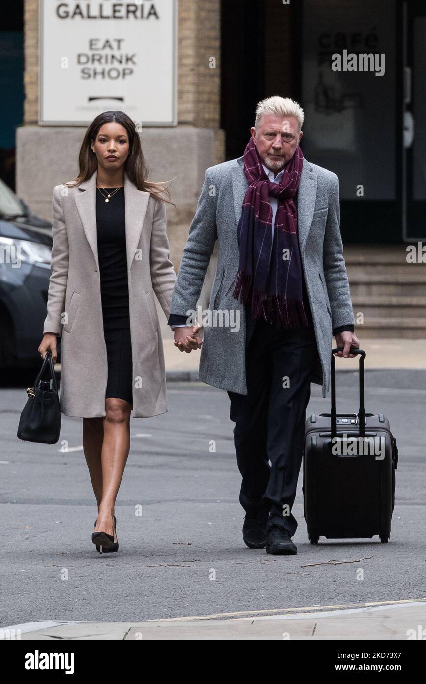 LONDRES, ROYAUME-UNI - 08 AVRIL 2022 : l'ancienne star de tennis Boris Becker (R) et son associé Lilian de Carvalho Monteiro (L) arrivent au tribunal de la Couronne de Southwark, le jury devant continuer à délibérer sur les verdicts du procès de Boris Becker pour avoir prétendument dissimulé des actifs, y compris des médailles, Trophées et propriétés de Wimbledon des syndics de faillite sur 08 avril 2022 à Londres, Angleterre. (Photo de Wiktor Szymanowicz/NurPhoto) Banque D'Images