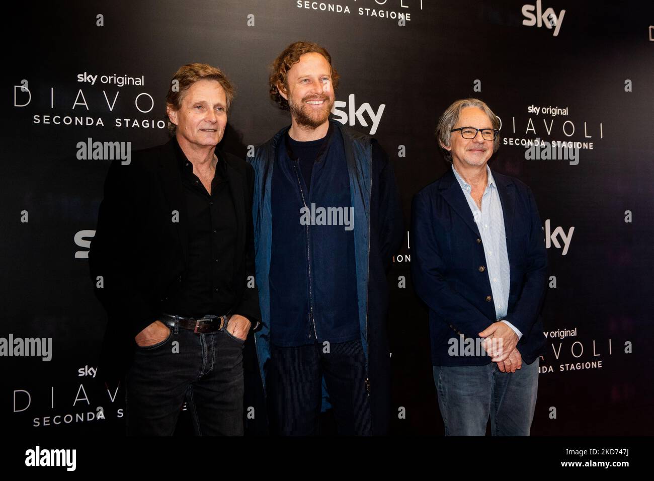 Nick Hurran, Jan Michelini, Frank Spotnitz participe à la première deuxième saison de la série télévisée 'Diavoli' à l'Odéon spatial sur 08 avril 2022 à Milan, en Italie. (Photo par Mairo Cinquetti/NurPhoto) Banque D'Images