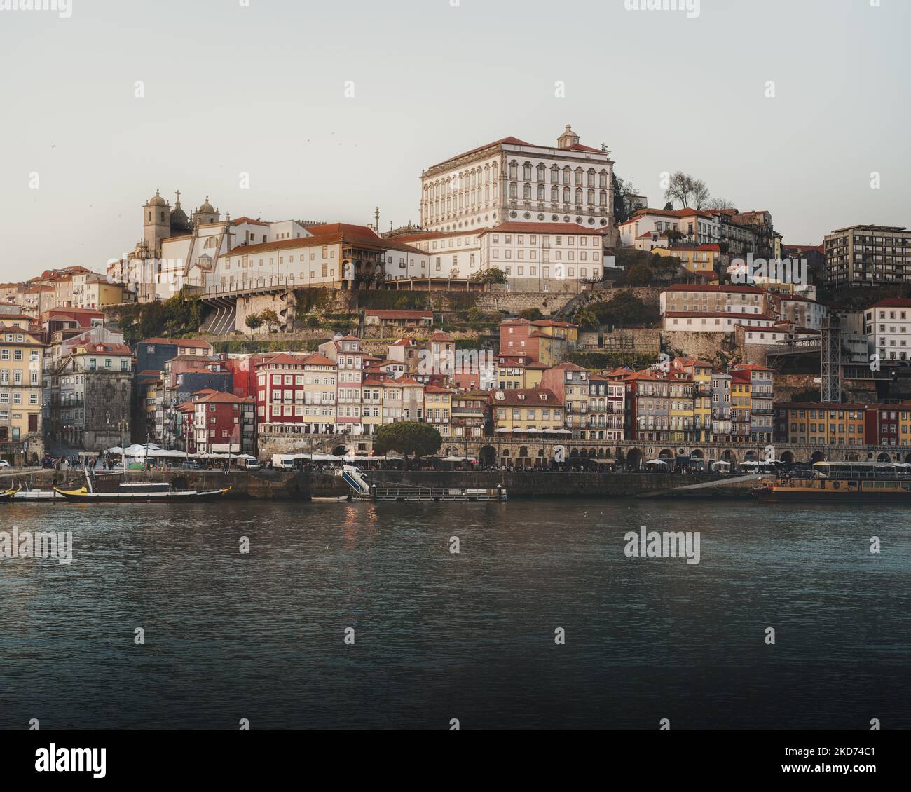 Porto Skyline, Douro et Cais da Ribeira avec la cathédrale se do Porto et le palais épiscopal - Porto, Portugal Banque D'Images