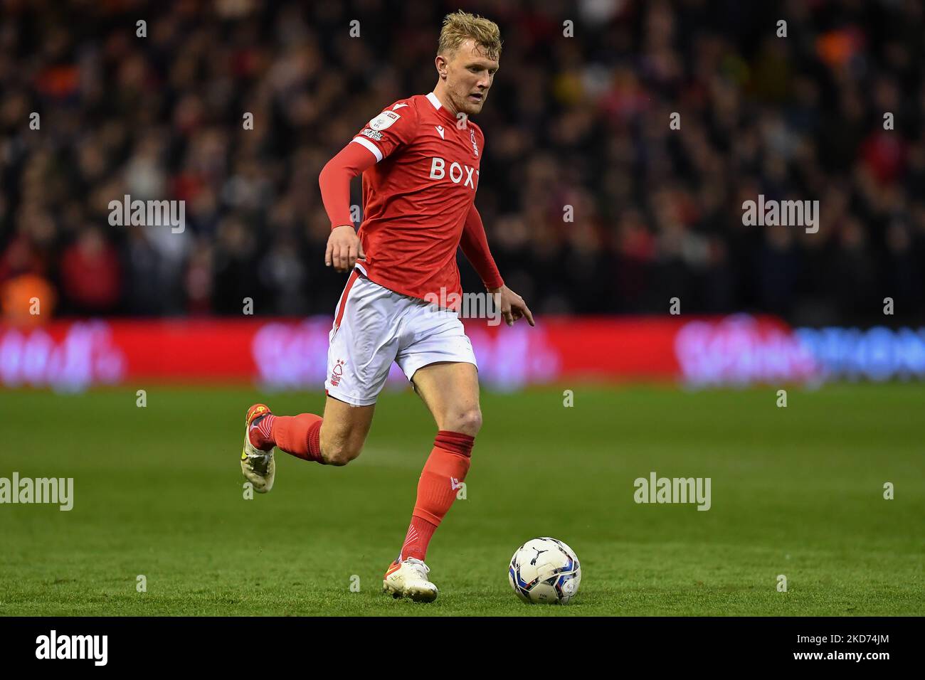 Joe Worrall de Nottingham Forest court avec le ballon lors du match de championnat Sky Bet entre Nottingham Forest et Coventry City au City Ground, Nottingham, le mercredi 6th avril 2022. (Photo de Jon Hobley/MI News/NurPhoto) Banque D'Images