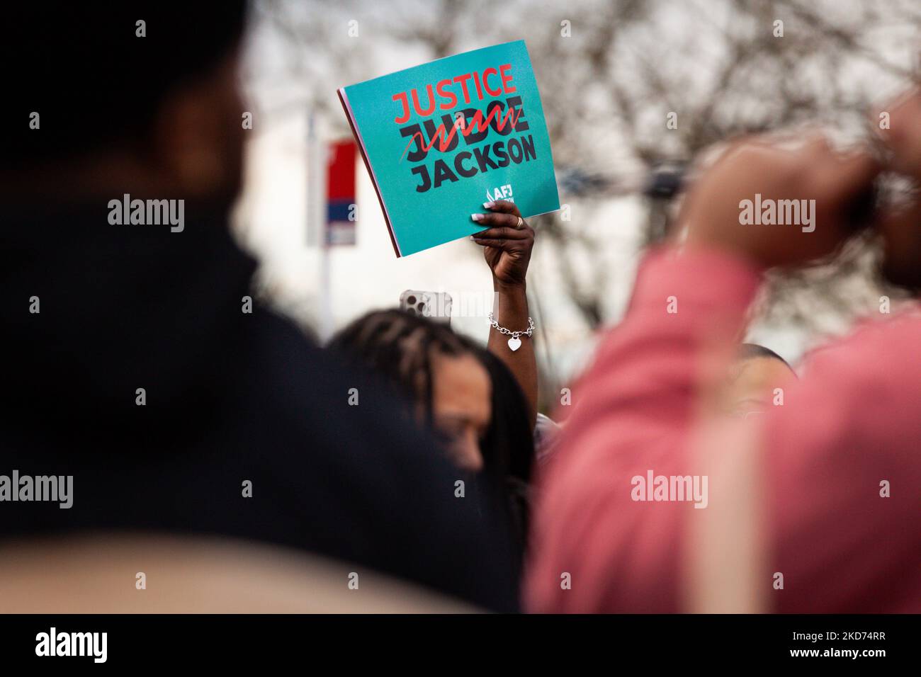 Un panneau est soulevé au-dessus de la foule alors qu'un groupe GoGo joue à un rassemblement célébrant la confirmation de Ketanji Brown Jackson à la Cour suprême. Le juge Jackson sera la première femme noire à siéger à la Cour. Elle est une ancienne défenseuse publique et sert actuellement de juge à la Cour d'appel des États-Unis pour le circuit DC. Le Sénat a voté 53-47 pour la confirmer sur 7 avril 2022. (Photo d'Allison Bailey/NurPhoto) Banque D'Images