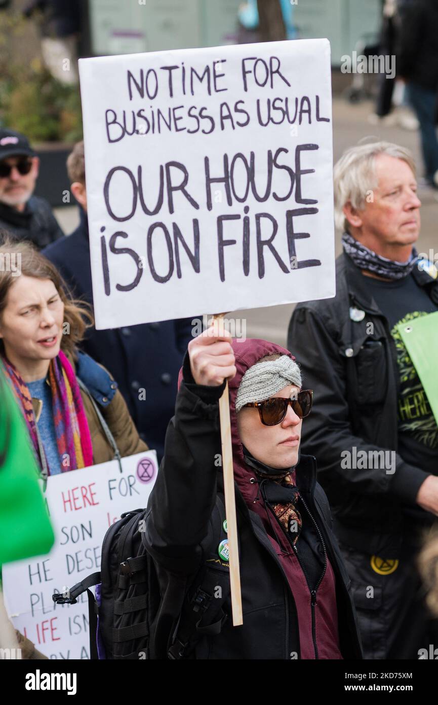 LONDRES, ROYAUME-UNI - 09 AVRIL 2022 : Les activistes de la rébellion des extinction défilent le long d'Oxford Street le premier jour d'une semaine de manifestations et de désobéissance civile pour exiger un arrêt immédiat de toutes les nouvelles infrastructures de combustibles fossiles par le gouvernement britannique dans un contexte de crise climatique et d'urgence écologique sur 09 avril 2022 à Londres, Angleterre. (Photo de Wiktor Szymanowicz/NurPhoto) Banque D'Images