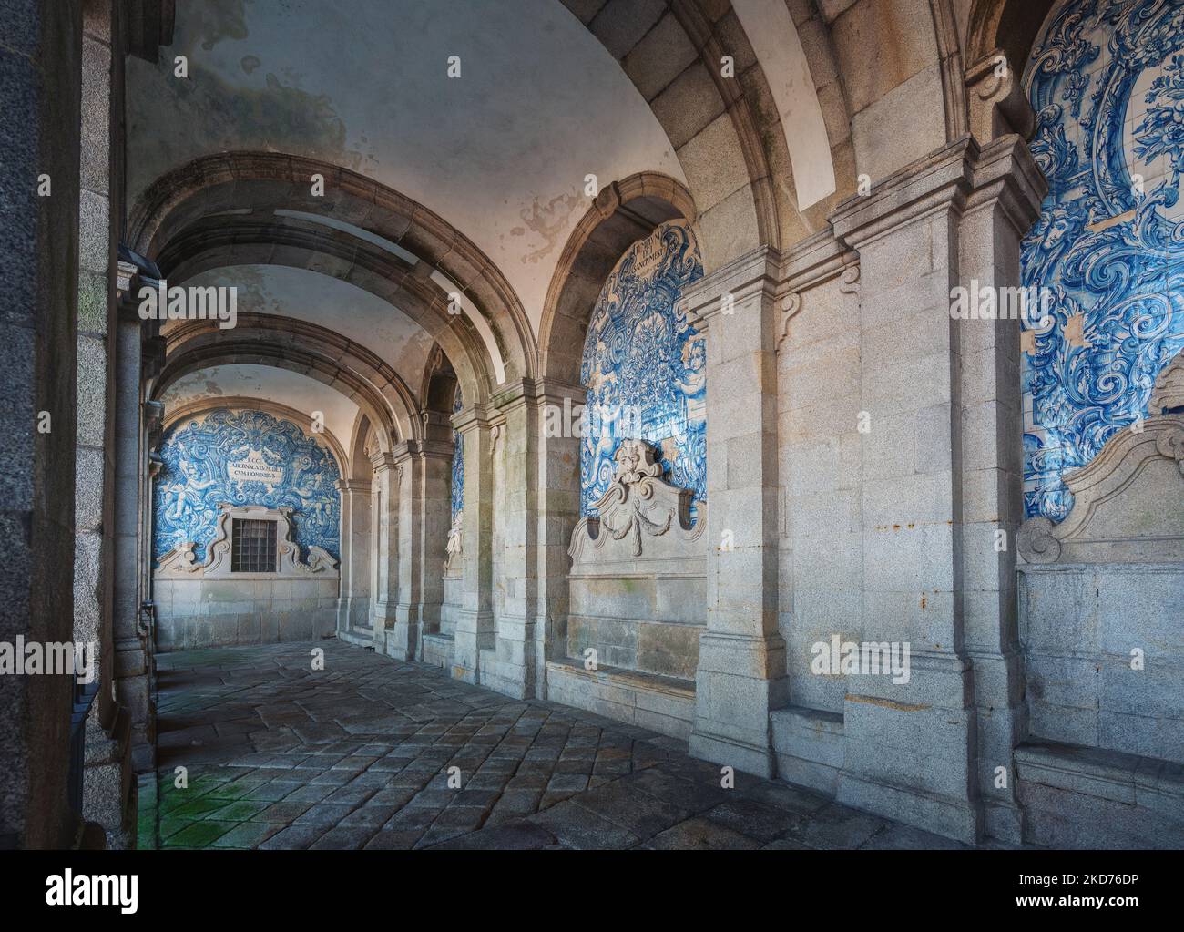 Loggia baroque de se do Porto Cathédrale avec tuiles portugaises Azulejo - Porto, Portugal Banque D'Images