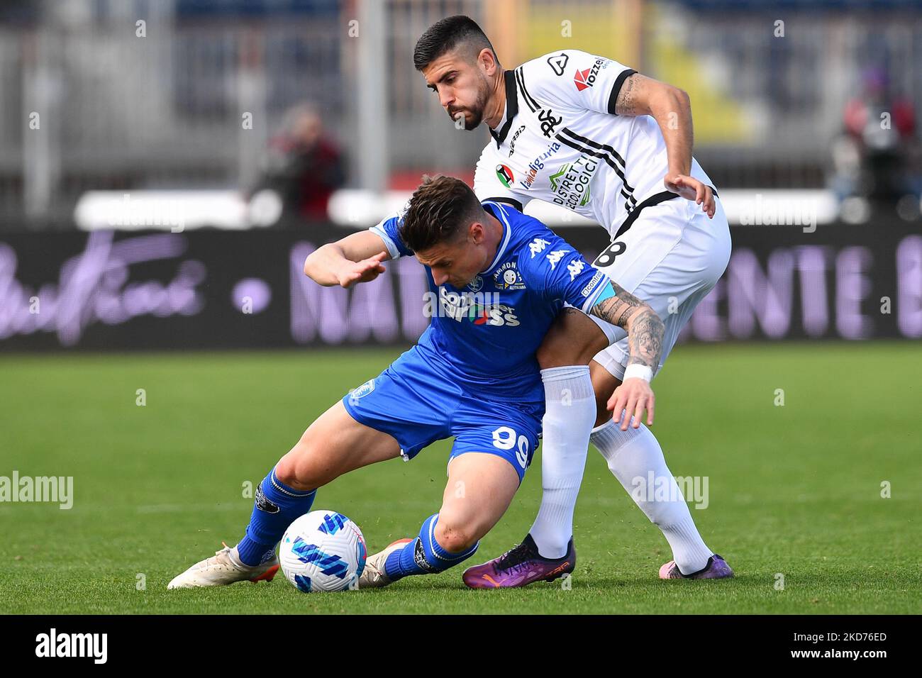 Martin Erlic (Spezia Calcio) et Andrea Pinamonti (Empoli FC) pendant le football italien série A match Empoli FC vs Spezia Calcio sur 09 avril 2022 au stade Carlo Castellani à Empoli, Italie (photo de Lisa Guglielmi/LiveMedia/NurPhoto) Banque D'Images