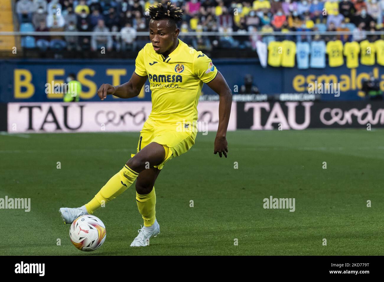 Samuel Chimerenka Chukwueze de Villarreal pendant le match de la Liga entre Villarreal CF et le Club Athlétique de Bilbao au stade de la Ceramica sur 10 avril 2022. (Photo de Jose Miguel Fernandez/NurPhoto) Banque D'Images