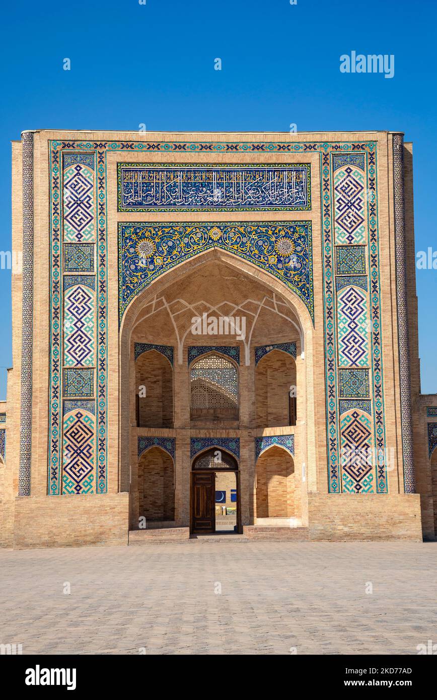 TACHKENT, OUZBÉKISTAN - 03 SEPTEMBRE 2022 : fragment de la madrasa médiévale de Barak Khan. Tachkent, Ouzbékistan Banque D'Images