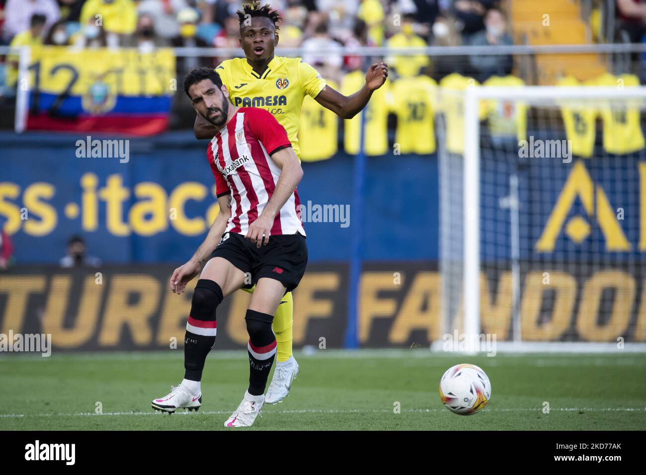 RAUL GARCIA du club d'athlétisme de Bilbao (L) et Samuel Chimerenka Chukwueze de Villarreal lors du match de la Liga entre Villarreal CF et le club d'athlétisme de Bilbao au stade de la Ceramica sur 10 avril 2022. (Photo de Jose Miguel Fernandez/NurPhoto) Banque D'Images