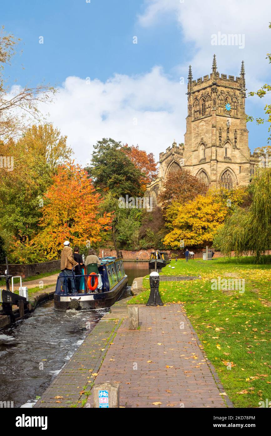 Bateau à rames sur le canal Staffordshire et Worcester près de l'église St Mary's and All Saints dans la ville de Kidderminster dans le Worcestershire pendant l'automne Banque D'Images