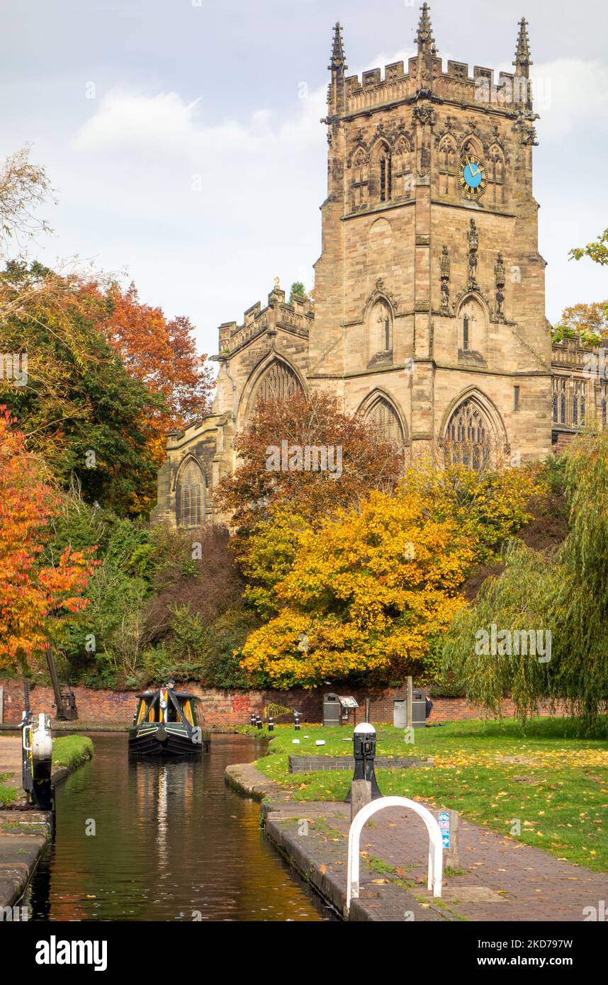 Bateau à rames sur le canal Staffordshire et Worcester près de l'église St Mary's and All Saints dans la ville de Kidderminster dans le Worcestershire pendant l'automne Banque D'Images