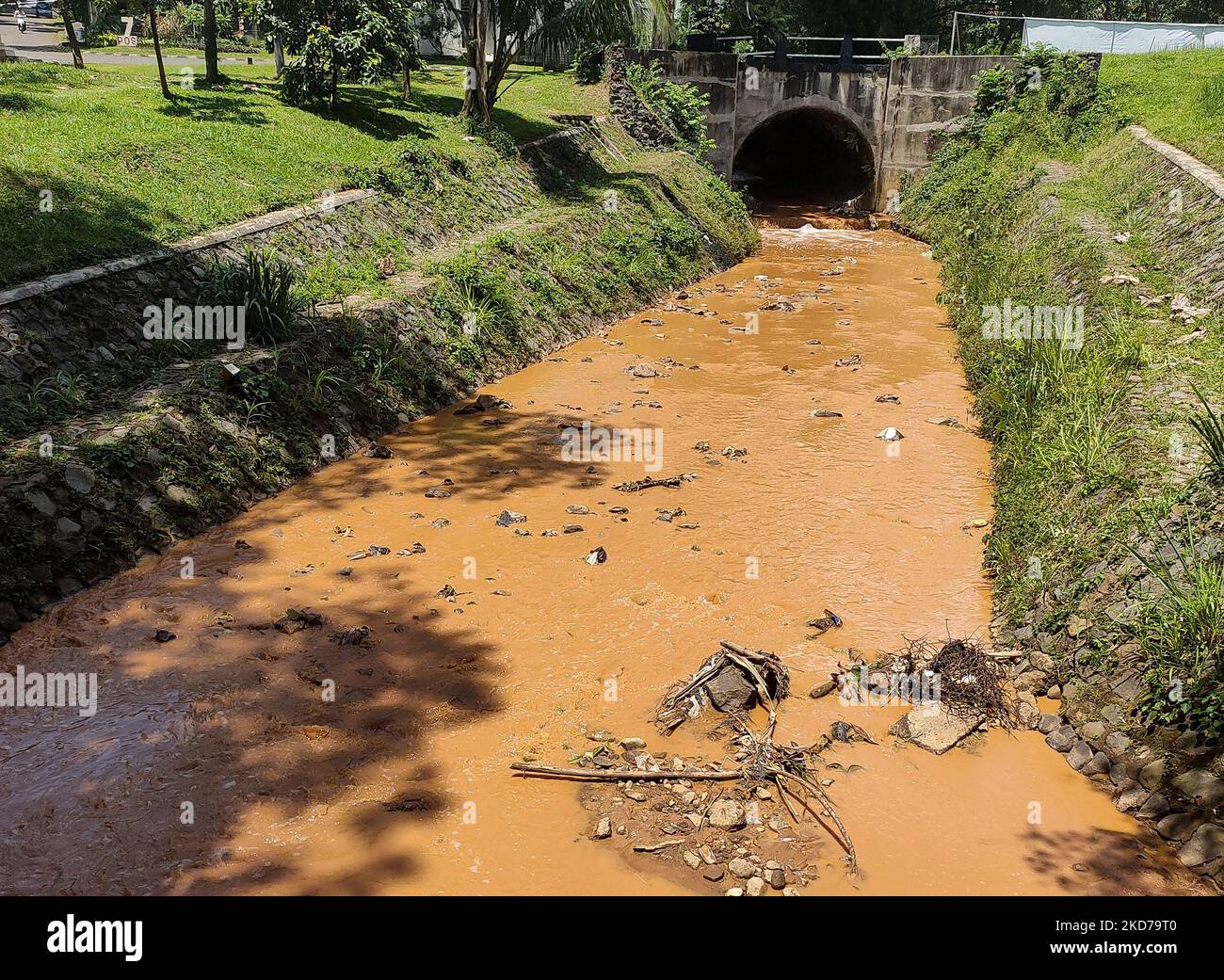 Une rivière polluée traverse un tunnel d'eau dans une zone résidentielle de Bogor, à Java-Ouest, en Indonésie, sur 10 avril 2022. (Photo par Adriana Adie/NurPhoto) Banque D'Images