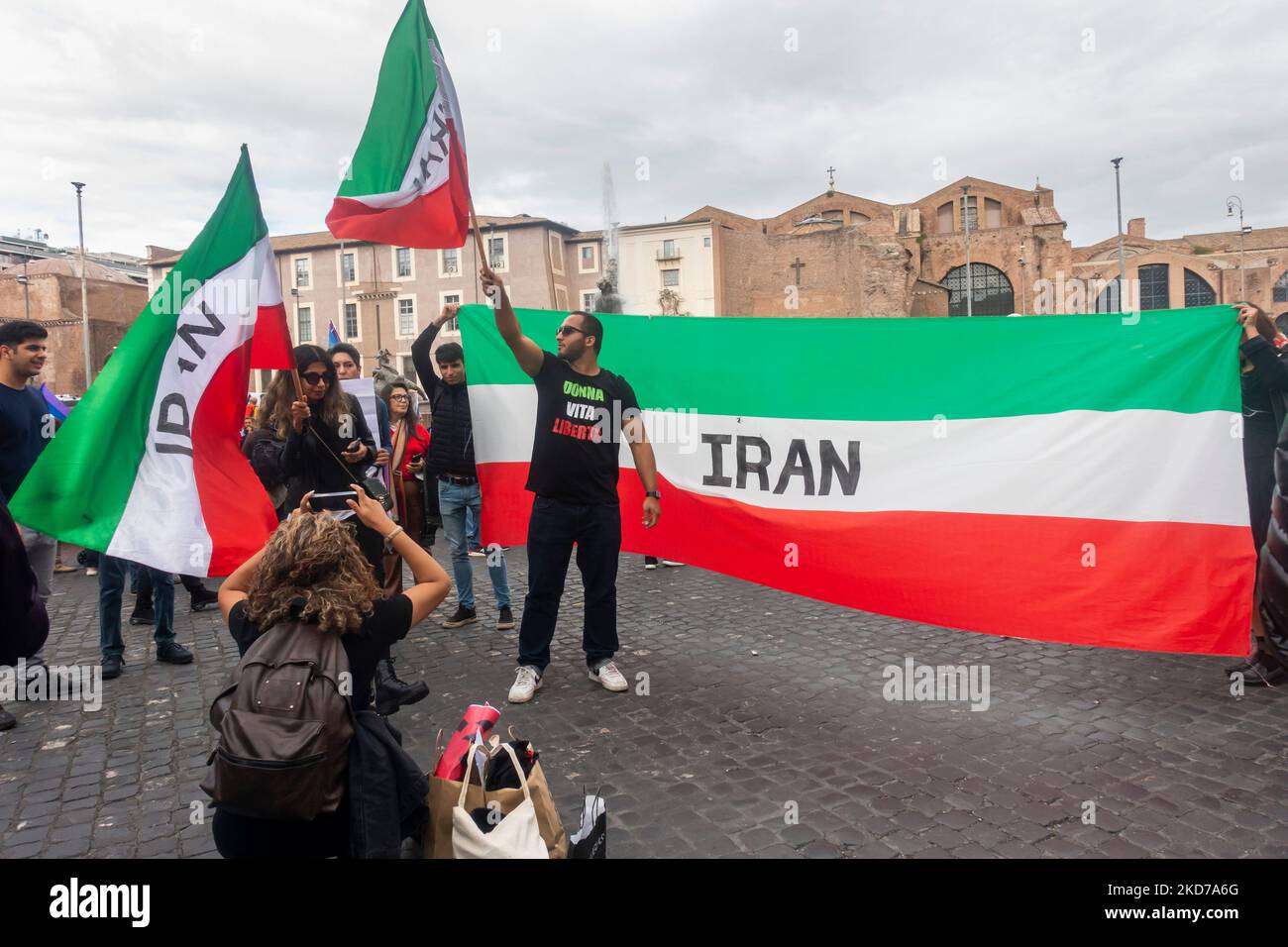 Rome, Italie - 5 novembre 2022: Des milliers de personnes manifestent pour la paix, pour les droits de l'homme et des femmes en Iran. Banque D'Images