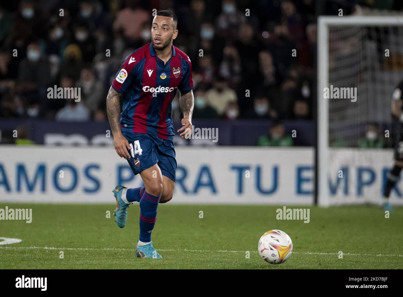 Ruben Vezo, avant de Levante, lors du match de la Ligue entre Levante UD et FC Barcelone au stade Ciutat de Valence sur 10 avril 2022. (Photo de Jose Miguel Fernandez/NurPhoto) Banque D'Images