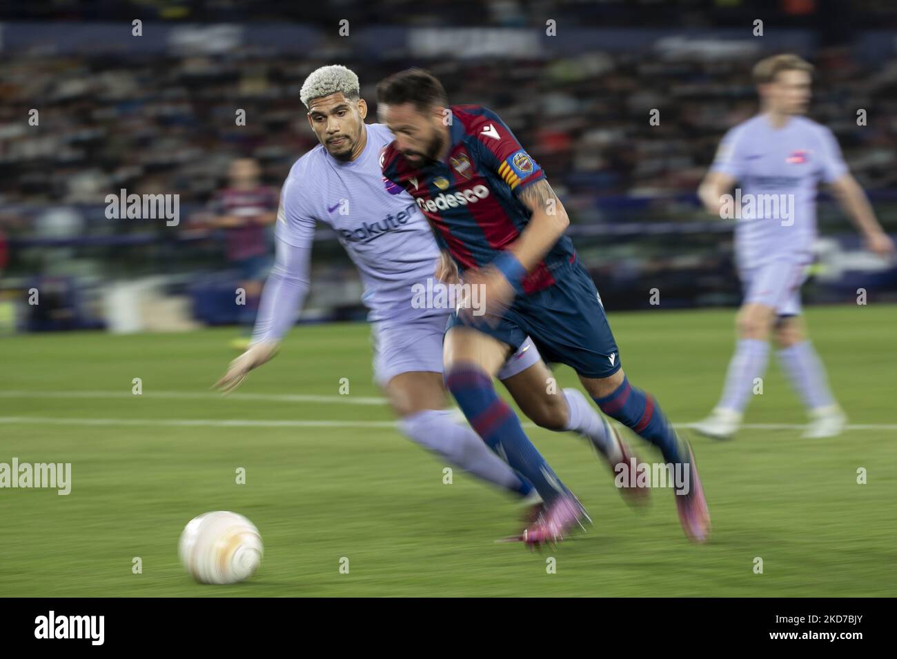 Le milieu de terrain du FC Barcelone, Ronald Araujo (L), et José Luis Morales, de Levante UD, lors du match de la Ligue entre Levante UD et FC Barcelone au stade Ciutat de Valencia, sur 10 avril 2022. (Photo de Jose Miguel Fernandez/NurPhoto) Banque D'Images