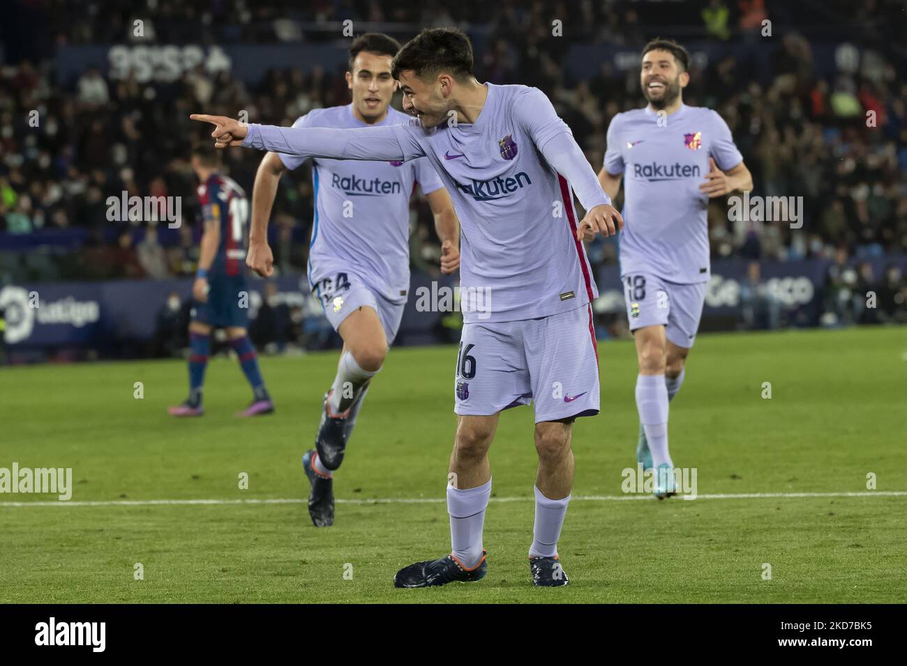 Pedro Gonzalez, Pedri du FC Barcelone célèbre après avoir inscrit le but 1-2 avec son coéquipier lors du match de la Ligue entre Levante UD et FC Barcelone au stade Ciutat de Valence sur 10 avril 2022. (Photo de Jose Miguel Fernandez/NurPhoto) Banque D'Images