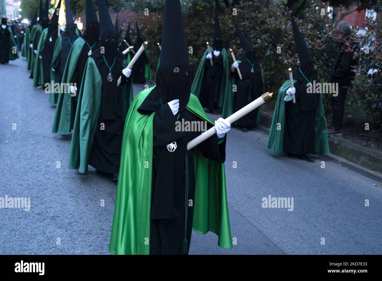 Les membres de la fraternité portent des bougies pendant la procession de l'espérance qui traverse les rues de Santander à l'occasion de la semaine Sainte (photo de Joaquin Gomez Sastre/NurPhoto) Banque D'Images