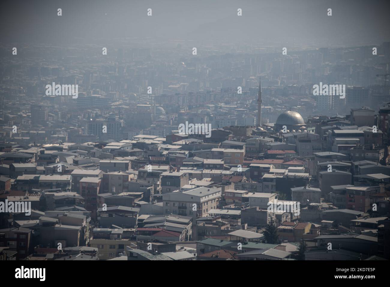 Avec un déclin progressif du cas quotidien Covid-19 à travers la Turquie, l'arrivée de la saison touristique de pointe et une pause de printemps pour les étudiants, les touristes ont visité la ville de Bursa, officiellement la capitale de l'empire ottoman et actuellement la quatrième zone métropolitaine de Turquie. Le paysage urbain de Bursa s'étend avec le développement urbain le 10 avril 2022. (Photo de Diego Cupolo/NurPhoto) Banque D'Images