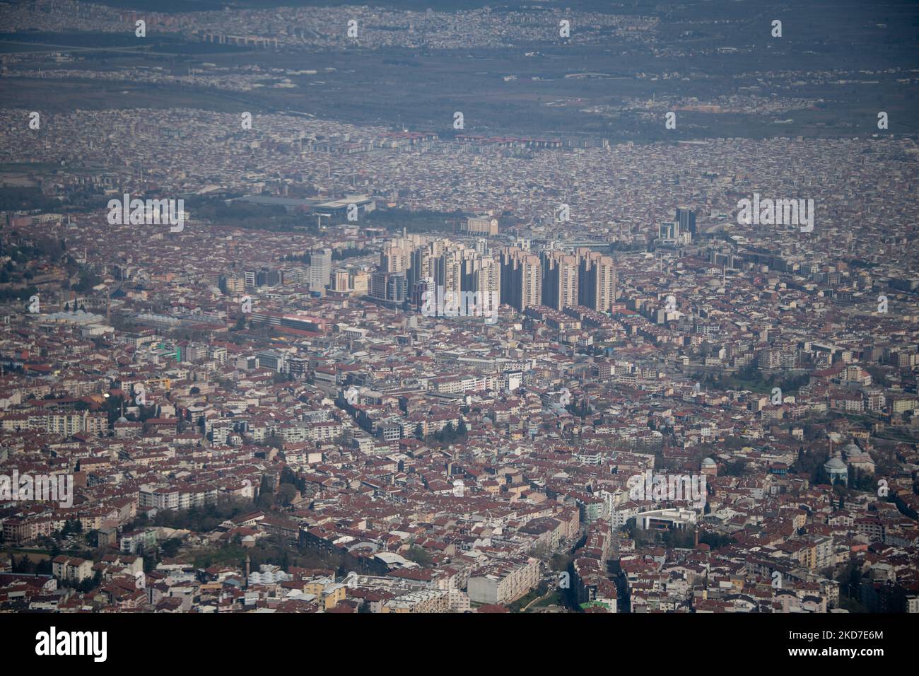 Avec un déclin progressif du cas quotidien Covid-19 à travers la Turquie, l'arrivée de la saison touristique de pointe et une pause de printemps pour les étudiants, les touristes ont visité la ville de Bursa, officiellement la capitale de l'empire ottoman et actuellement la quatrième zone métropolitaine de Turquie. Le paysage urbain de Bursa s'étend avec le développement urbain le 10 avril 2022. (Photo de Diego Cupolo/NurPhoto) Banque D'Images
