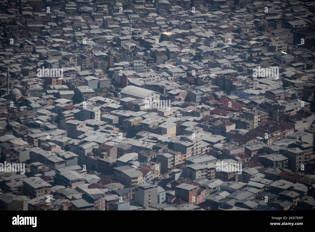 Avec un déclin progressif du cas quotidien Covid-19 à travers la Turquie, l'arrivée de la saison touristique de pointe et une pause de printemps pour les étudiants, les touristes ont visité la ville de Bursa, officiellement la capitale de l'empire ottoman et actuellement la quatrième zone métropolitaine de Turquie. Le paysage urbain de Bursa s'étend avec le développement urbain le 10 avril 2022. (Photo de Diego Cupolo/NurPhoto) Banque D'Images
