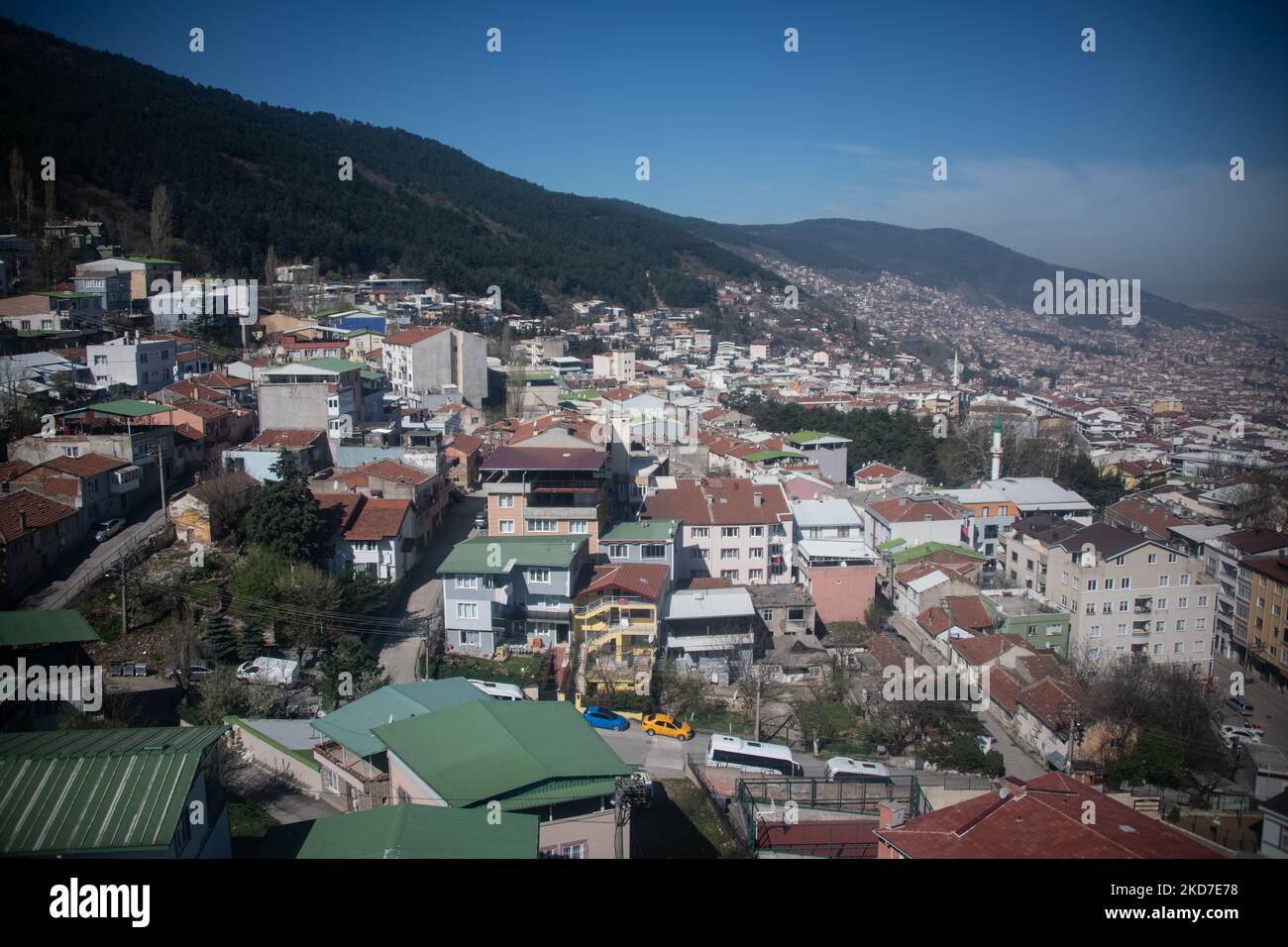 Avec un déclin progressif du cas quotidien Covid-19 à travers la Turquie, l'arrivée de la saison touristique de pointe et une pause de printemps pour les étudiants, les touristes ont visité la ville de Bursa, officiellement la capitale de l'empire ottoman et actuellement la quatrième zone métropolitaine de Turquie. Le paysage urbain de Bursa s'étend avec le développement urbain le 10 avril 2022. (Photo de Diego Cupolo/NurPhoto) Banque D'Images