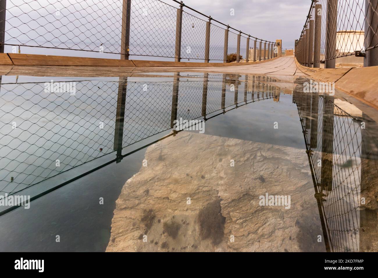 Passerelle de suspension Jolucar, Torrenueva Costa, Grenade, vue de la chute dans le vide à travers la vitre sur le plancher. Banque D'Images