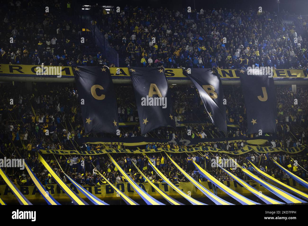 Les fans de Boca Juniors applaudissent leur équipe avant un match entre Boca Juniors et toujours prêt dans le cadre de Copa CONMEBOL Libertadores 2022 à l'Estadio Alberto J. Armando on 12 avril 2022 à Buenos Aires, Argentine. (Photo de Matías Baglietto/NurPhoto) Banque D'Images