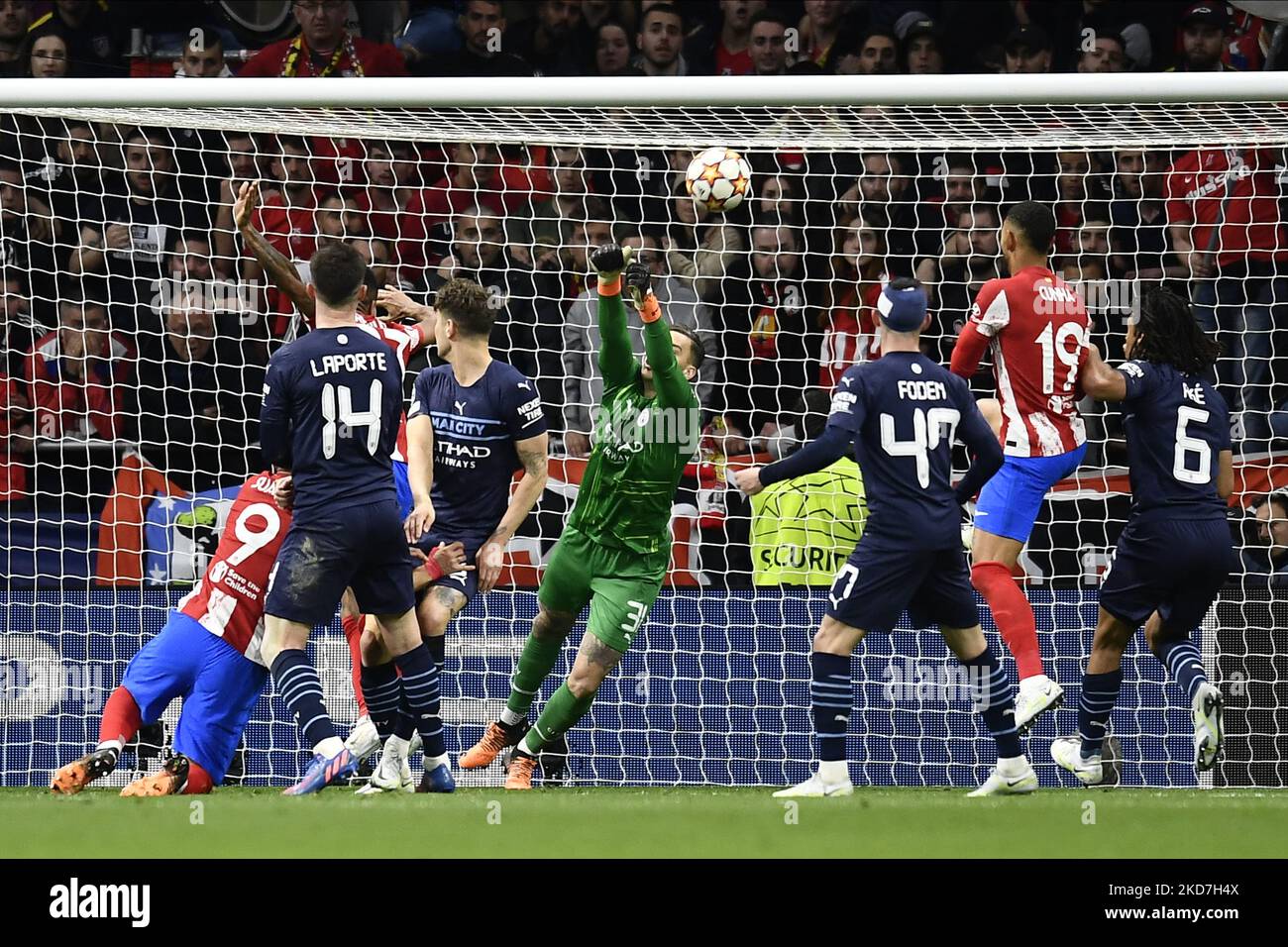 Ederson de la ville de Manchester passe lors du match de finale du deuxième trimestre de la Ligue des champions de l'UEFA entre l'Atlético de Madrid et la ville de Manchester à Wanda Metropolitano sur 13 avril 2022 à Madrid, en Espagne. (Photo de Jose Breton/Pics action/NurPhoto) Banque D'Images