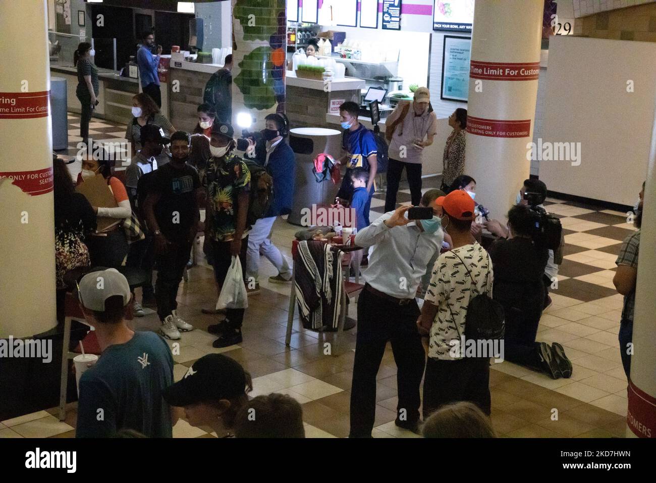 Une vingtaine de personnes qui ont traversé la frontière américaine depuis le Venezuela se rassemblent à la gare Union à Washington, D.C., sur 13 avril 2022, après être arrivées dans un autobus du Texas, selon la décision du gouverneur du Texas Greg Abbott d'autobus migrants à Washington, D.C. (photo de Bryan Olin Dozier/NurPhoto) Banque D'Images