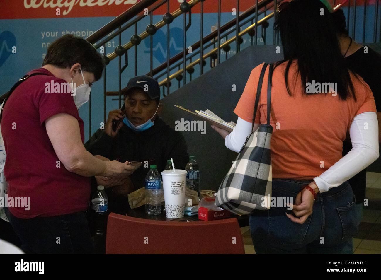 Les travailleurs avec des organismes de bienfaisance catholiques aident une personne qui était l'une des vingt personnes qui sont arrivées dans un autobus à Washington, D.C., sur 13 avril 2022 du Texas après avoir traversé la frontière vers les États-Unis, selon la décision du gouverneur du Texas Greg Abbott d'autobus des migrants à Washington, D.C. (Photo de Bryan Olin Dozier/NurPhoto) Banque D'Images