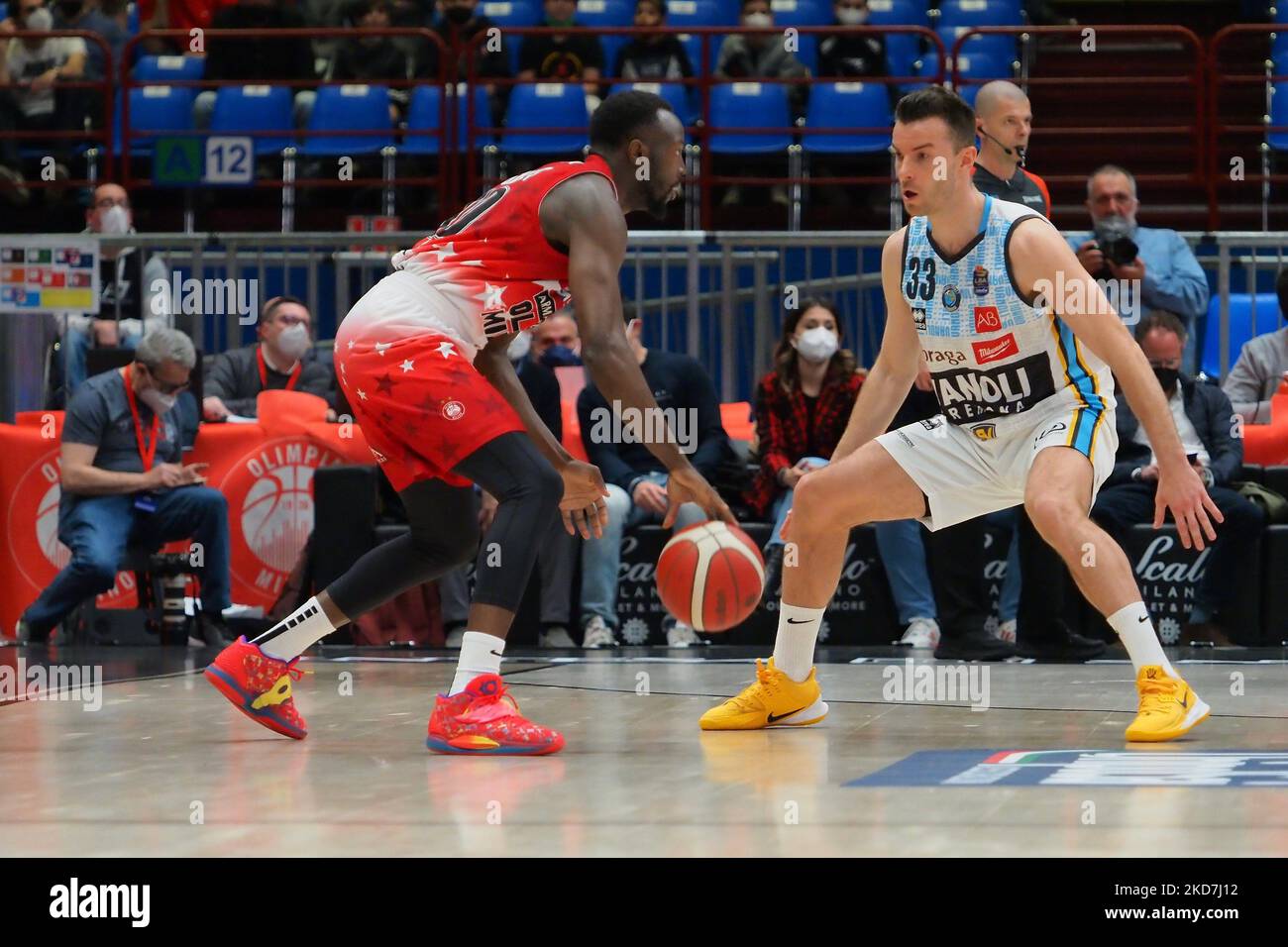 Jerian Grant (AX Armani Exchange Olimpia Milano) contrecarré par Adas Juskevicius (Vanoli Cremona) pendant le championnat italien de basket-ball A Serie AX Armani Exchange Milano vs Vanoli Cremona sur 13 avril 2022 au Forum de Mediolanum à Milan, Italie (photo de Savino Paolella/LiveMedia/NurPhoto) Banque D'Images