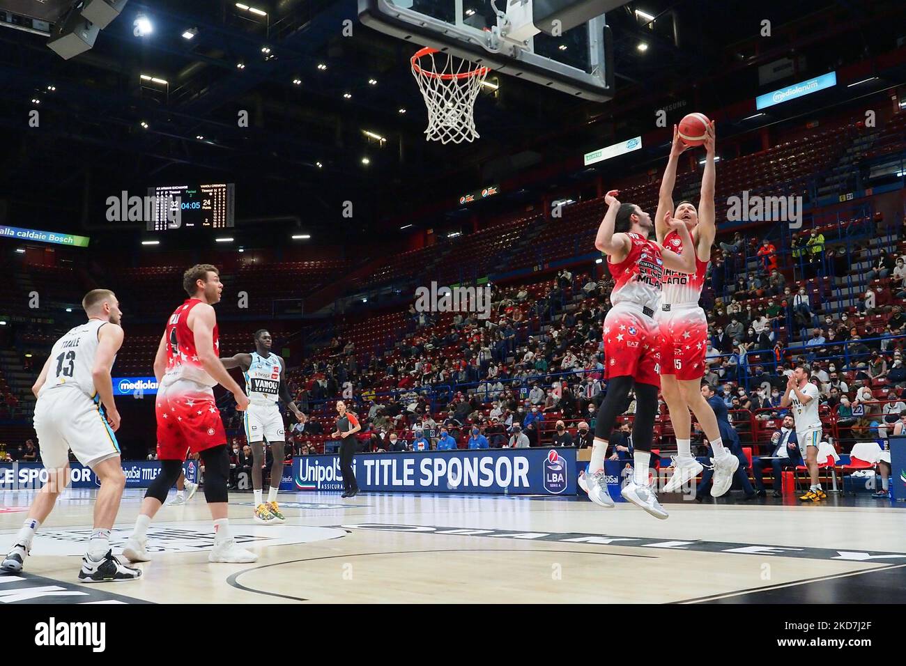 APPAREIL PHOTO NUMÉRIQUE OLYMPUS pendant le basketball italien Un championnat de Serie échange AX Armani Milan contre Vanoli Cremona sur 13 avril 2022 au Forum Mediolanum à Milan, Italie (photo de Savino Paolella/LiveMedia/NurPhoto) Banque D'Images