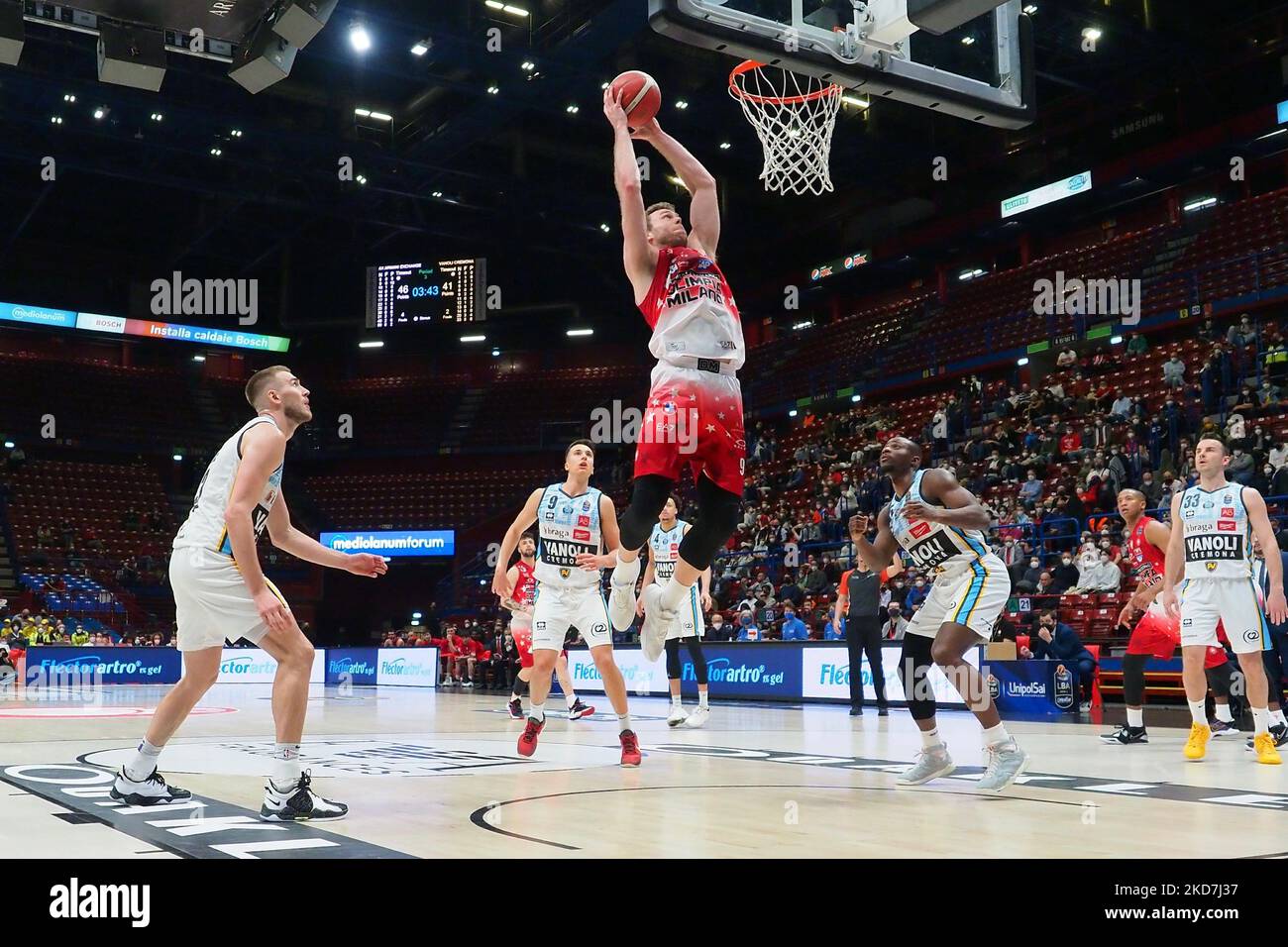 APPAREIL PHOTO NUMÉRIQUE OLYMPUS pendant le basketball italien Un championnat de Serie échange AX Armani Milan contre Vanoli Cremona sur 13 avril 2022 au Forum Mediolanum à Milan, Italie (photo de Savino Paolella/LiveMedia/NurPhoto) Banque D'Images