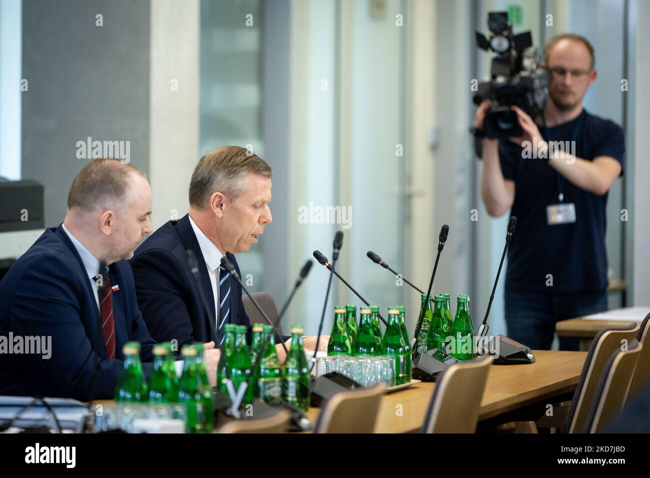 Piotr Cwik et Pawel Mucha sur la Commission des finances publiques, à Sejm (chambre basse du Parlement) à Varsovie, Pologne sur 13 avril 2022 (photo de Mateusz Wlodarczyk/NurPhoto) Banque D'Images