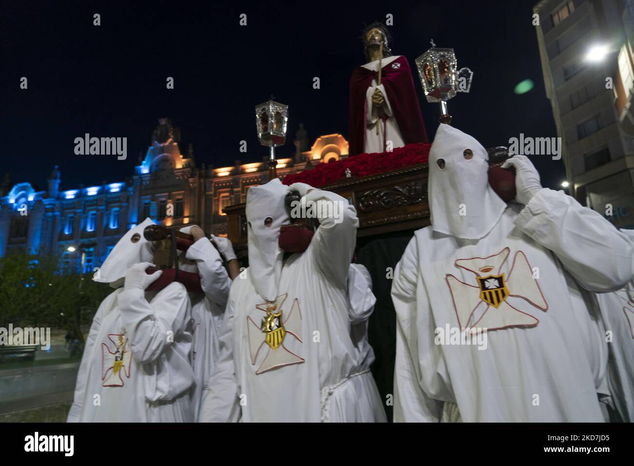 Costaleros de la fraternité de la Merced, portent le flotteur "Jésus Nazareno" pendant la procession du pardon et du silence qui traverse les rues de Santander le mercredi Saint. (Photo de Joaquin Gomez Sastre/NurPhoto) Banque D'Images