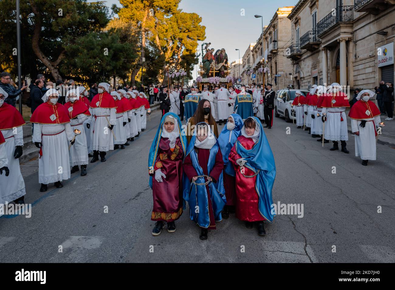 Petites filles vêtues de vêtements religieux dans la procession des huit saints, le jeudi Saint, à Ruvo di Puglia, sur 14 avril 2022. Après un arrêt de deux ans pour la phase la plus aiguë de la pandémie de Covid, la nuit des huit Saints est revenue, comme la tradition populaire appelle le groupe statuaire du 'transport du Christ au Sépulcre', Qui, depuis 1920, a été conduit en procession par les associés de la Confraternité Opéra Pia San Rocco à Ruvo di Puglia, à partir de l'église homonyme où les statues sont vénérées. A 2 heures cette nuit, jeudi Saint, sur la Piazza Menotti Gari Banque D'Images