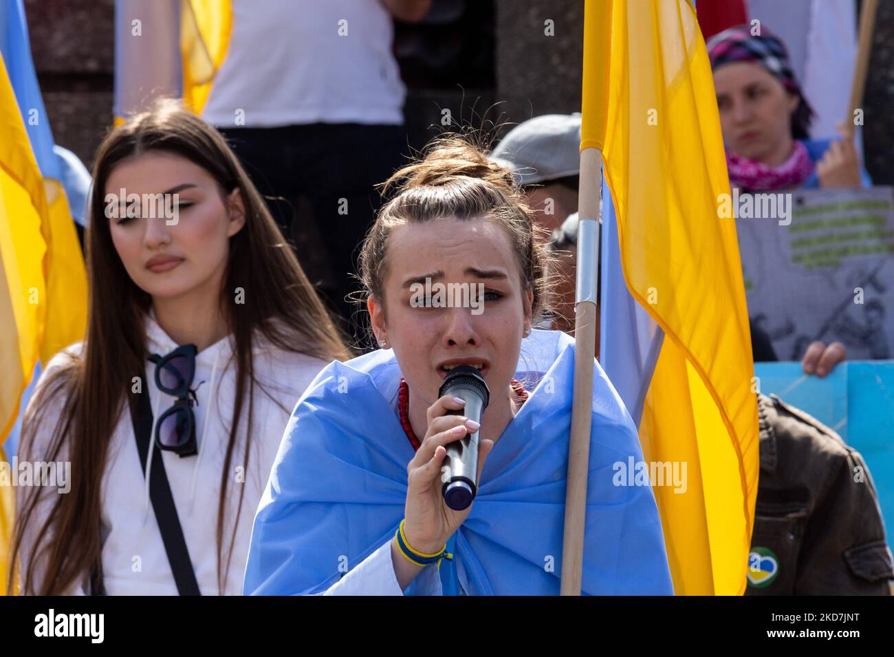 Les manifestants détiennent des drapeaux et des pancartes ukrainiens tandis que les Ukrainiens et les Polonais manifestent sur la place principale des marqueurs à Cracovie, en Pologne, pour exprimer leur souhait de fermer le ciel sur l'Ukraine qui est sous le siège de l'armée russe sur 14 avril 2022. Alors que la Fédération de Russie envahissait l'Ukraine, le conflit a forcé 4 millions d'Ukrainiens à fuir leur pays, de nombreux civils ont été tués et la Russie est soumise à une enquête concernant ses crimes de guerre présumés. (Photo par Dominika Zarzycka/NurPhoto) Banque D'Images