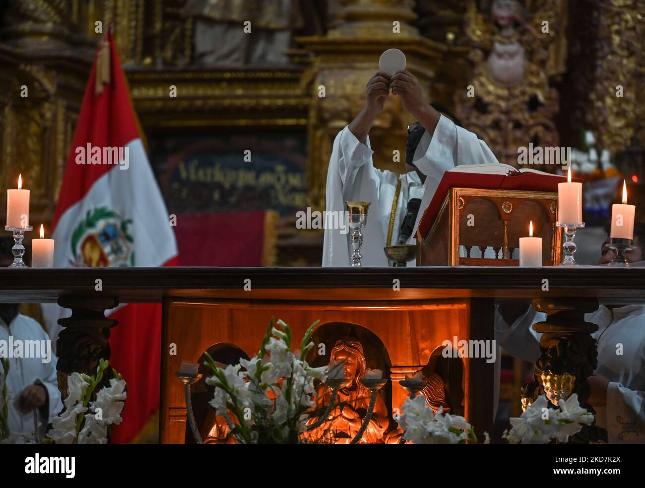 La Messe du jeudi Saint dans l'église de Santa Ana à Cusco. Le jeudi 14 avril 2022, à Cusco, Pérou. (Photo par Artur Widak/NurPhoto) Banque D'Images