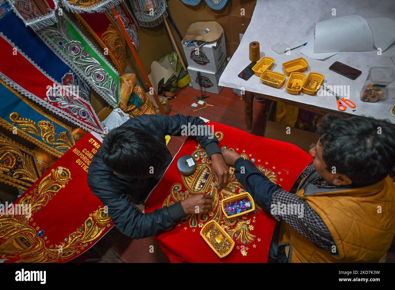 Pâques liées broderie artisanale par Alvaro et son père Crispin dans leur atelier dans le centre historique de Cusco. Le jeudi 14 avril 2022, à Cusco, Pérou. (Photo par Artur Widak/NurPhoto) Banque D'Images