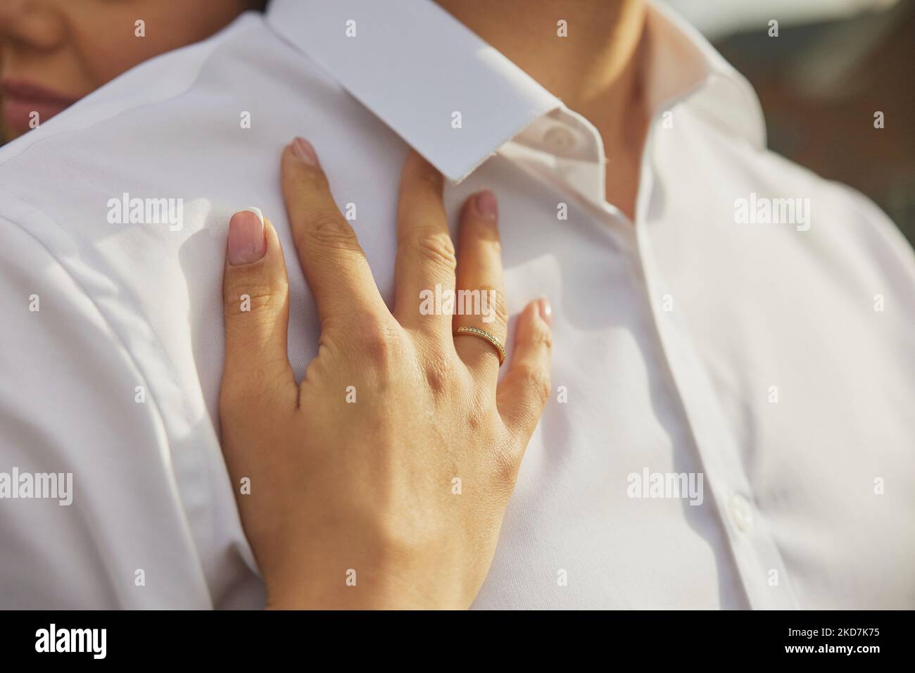 Couple amoureux s'embrassant dans la ville d'automne Banque D'Images