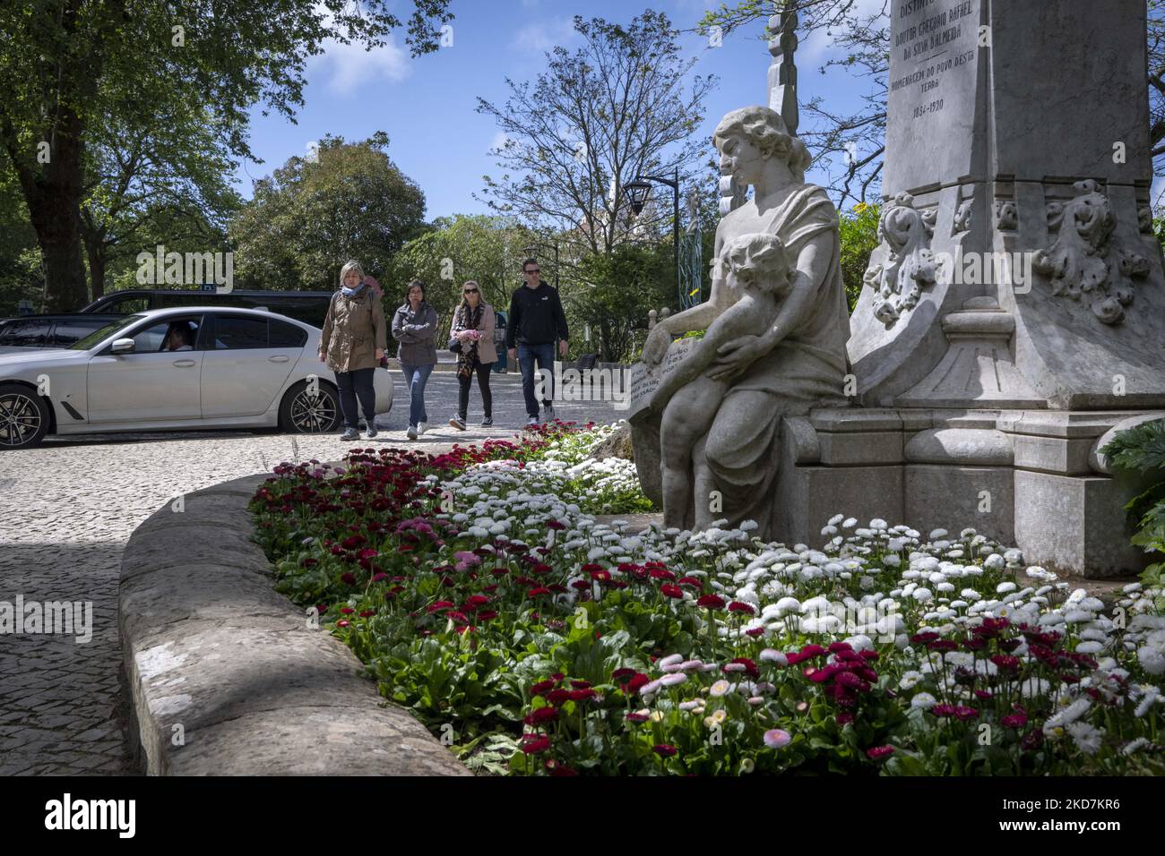 Les gens sont vus à pied à travers les différents quartiers du quartier historique de la ville de Sintra. 13 avril 2022. Le Centre européen de prévention et de contrôle des maladies vient de publier la dernière carte de la progression des infections à COVID-19 et montre le Portugal inchangé par rapport aux dernières semaines, toujours en rouge foncé. (Photo par Jorge Mantilla/NurPhoto) Banque D'Images