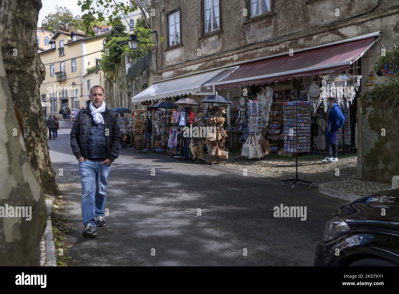 Les gens sont vus à pied à travers les différents quartiers du quartier historique de la ville de Sintra. 13 avril 2022. Le Centre européen de prévention et de contrôle des maladies vient de publier la dernière carte de la progression des infections à COVID-19 et montre le Portugal inchangé par rapport aux dernières semaines, toujours en rouge foncé. (Photo par Jorge Mantilla/NurPhoto) Banque D'Images