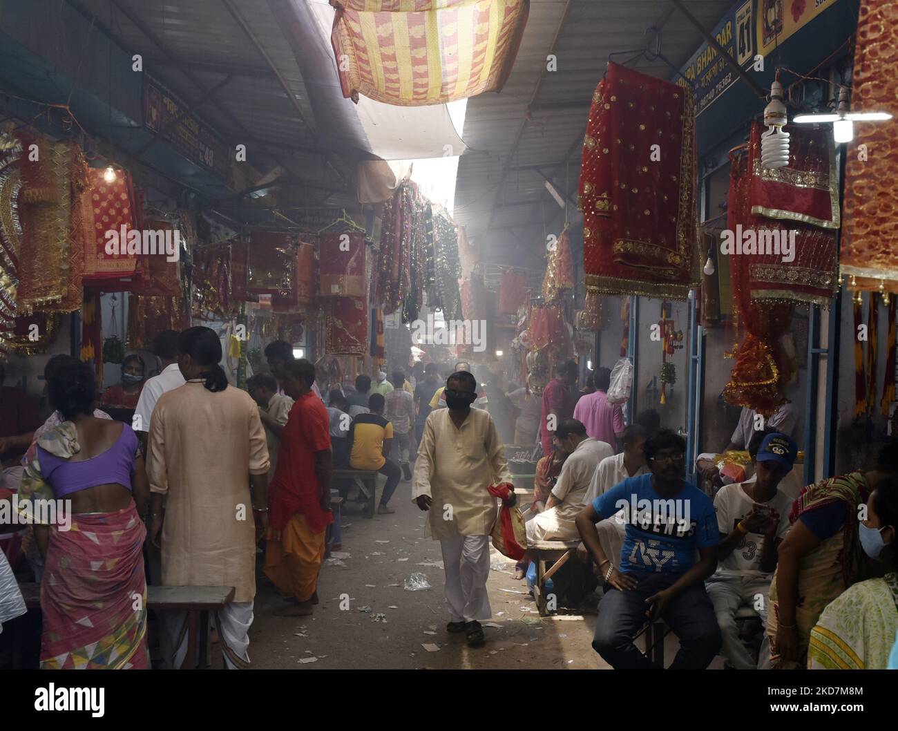 Les passionnés hindous visitent un célèbre temple Kali le jour propice du nouvel an bengali à Kolkata, Inde, 15 avril 2022. (Photo par Indranil Aditya/NurPhoto) Banque D'Images