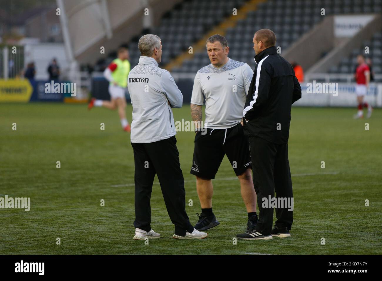 L'entraîneur de Falcons Scrum, Micky Ward (au centre), discute avec Dave Wilder et Mark Laycock avant le match de la coupe du défi européen de rugby entre Newcastle Falcons et Glasgow Warriors à Kingston Park, Newcastle, le vendredi 15th avril 2022. (Photo de Chris Lishman/MI News/NurPhoto) Banque D'Images