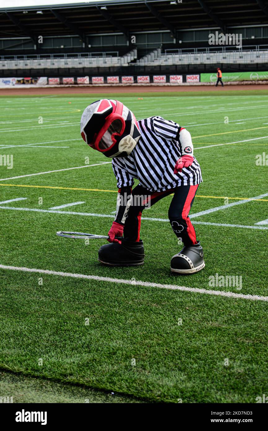 Belle vue Mascot Chase l'Ace teste son ‘verre de magnétion’ avant son match “en ligne” lors du match de la Ligue nationale de développement entre Belle vue Colts et Plymouth Centurions au National Speedway Stadium, Manchester, le vendredi 15th avril 2022. (Photo de Ian Charles/MI News/NurPhoto) Banque D'Images