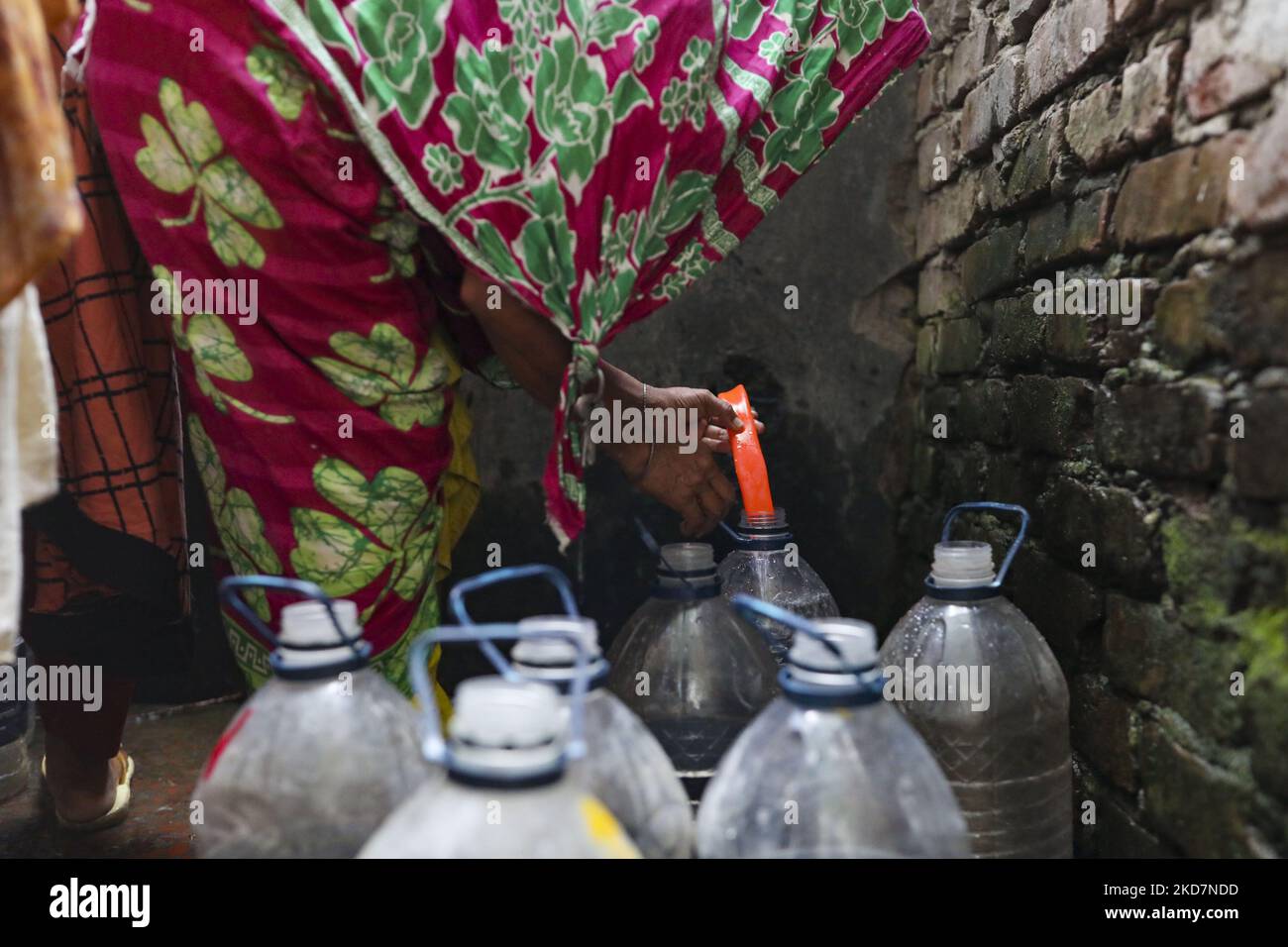 Les gens recueillent de l'eau potable dans un temple bouddhiste avant d'utiliser le ftar pendant le ramadan à Dhaka, au Bangladesh, sur 15 avril 2022. Pendant l'été, les populations urbaines bangladaises ont été confrontées à une crise de l'eau potable pure. (Photo de Kazi Salahuddin Razu/NurPhoto) Banque D'Images