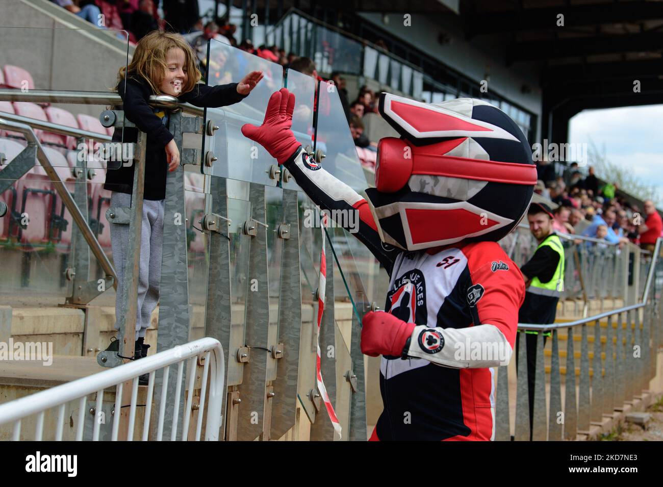 Belle vue Mascot Chase l'As avec un fan lors du match de la National Development League entre Belle vue Colts et Plymouth Centurion au National Speedway Stadium, Manchester, le vendredi 15th avril 2022. (Photo de Ian Charles/MI News/NurPhoto) Banque D'Images