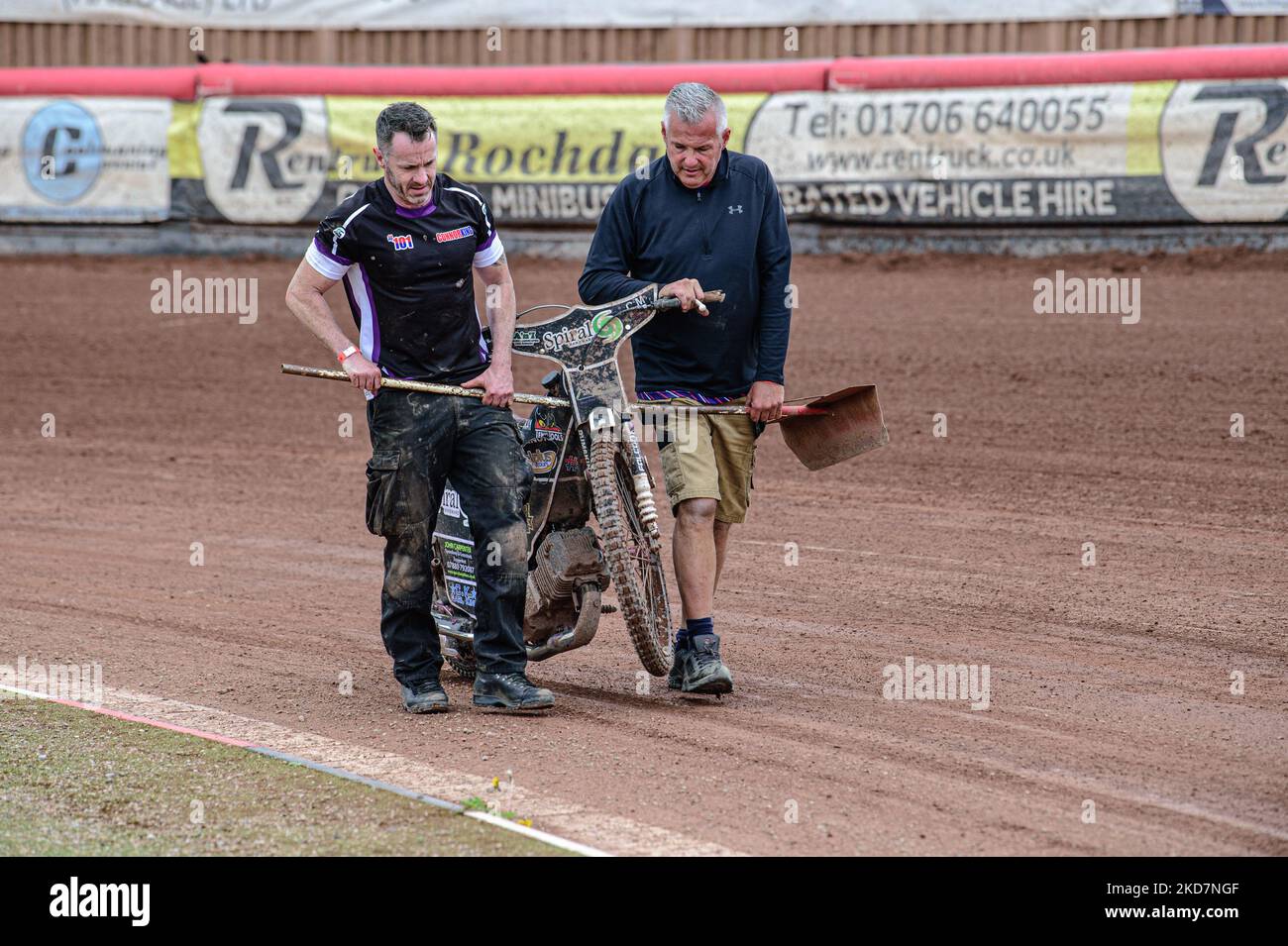 Le mécanicien ramène le vélo de Connor King dans les fosses après sa chute de chaleur 8 lors du match de la Ligue nationale de développement entre Belle vue Colts et Plymouth Centurion au National Speedway Stadium, à Manchester, le vendredi 15th avril 2022. (Photo de Ian Charles/MI News/NurPhoto) Banque D'Images