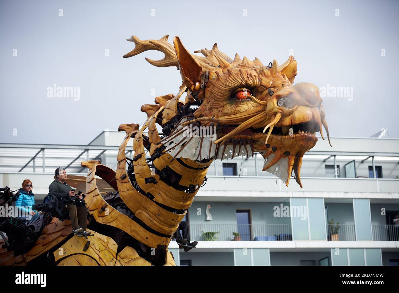 Un robot, un jument-dragon appelé long-Ma, créé par François de la Rosière  et sa société, la machine, revient en France à Toulouse pour l'été. Long-Ma  fait partie d'un spectacle avec d'autres robots
