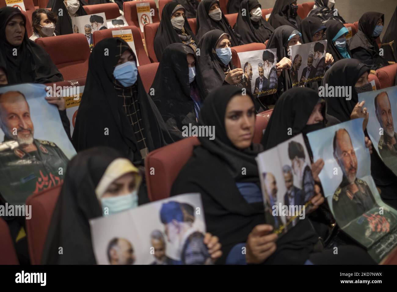 Des femmes iraniennes voilées sont dotées d’affiches avec des portraits du Guide suprême iranien, l’ayatollah Ali Khamenei, de l’ancien commandant de la Force Quds de l’IRGC, Qasem Soleimani, et de l’ancien commandant de la Force paramilitaire Basij, Mohammad Hossein-Zadeh Hejazi, lors d’une cérémonie dans le bâtiment du ministère iranien de l’intérieur, dans le centre-ville de Téhéran, à 14 avril 2022. (Photo de Morteza Nikoubazl/NurPhoto) Banque D'Images