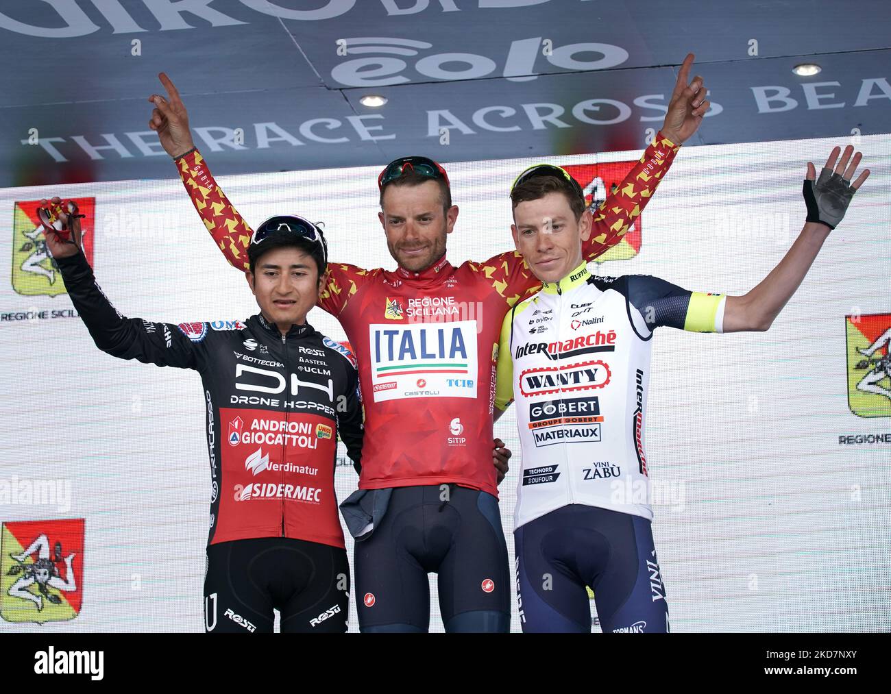 Le vainqueur de la quatrième étape et le Giro di Sicilia Damiano Caruso de l'équipe Nazionale Italiana célèbrent la victoire du Giro di Sicilia 2022. 15 avril 2022 Piano Provenzana, ETNA (CT) Italie (photo de Gabriele Maricchiolo/NurPhoto) Banque D'Images