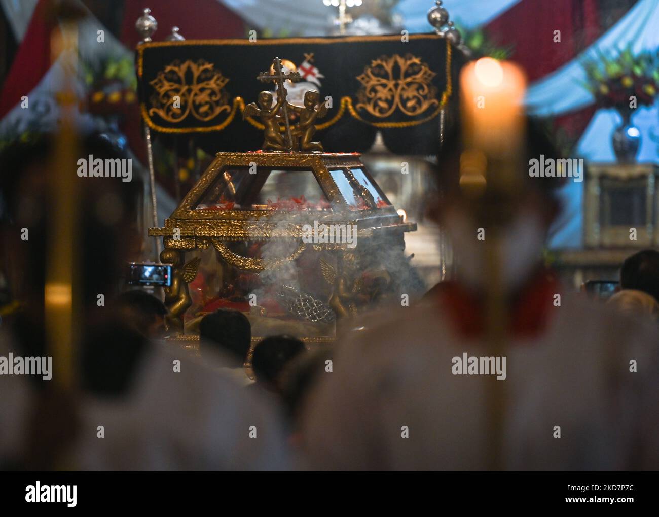 Les dévotés portent le Saint-Sépulcre / Saint-Sépulcro (une statue grandeur nature du corps crucifié de Jésus dans un cercueil en verre) à travers la basilique pendant les célébrations du Vendredi Saint dans la Basilique de la Merced à Cusco. Le cortège officiel de la Plaza de Armas à Cusco a été annulé en raison de la pandémie de Covid-19. Le vendredi 15 avril 2022, à Cusco, Pérou. (Photo par Artur Widak/NurPhoto) Banque D'Images